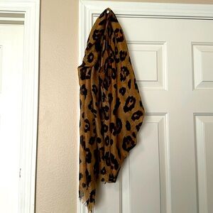 Tan leopard print polyester scarf 🧣